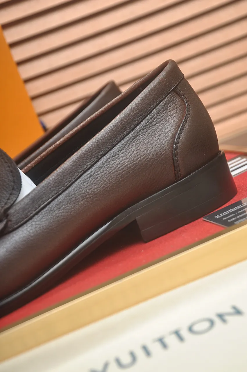 Men's men's shoes 💰540💶 [LV] (original single cowhide lining) 🍀LV's latest genuine leather business suit shoes are launched simultaneously on the official website. The first-layer cowhide imported from Italy is made of heavy gold, 💥official website 1:1 rubber outsole. Versatile to wear, high-end without losing class, and the color combination is extraordinary. This four-season style is alluring when worn on your feet, showing off your big-name flair. Standard code 39-45 (45 customized)